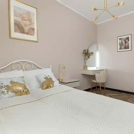 Jasny I Elegancki Pastelowa Z Parkingiem By Renters Гданьск