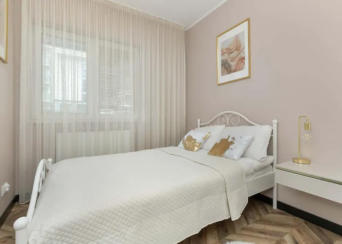 Jasny I Elegancki Pastelowa Z Parkingiem By Renters Appartement